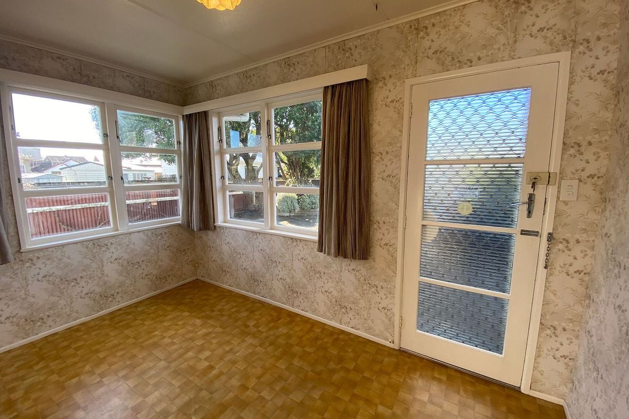 Sunny spacious home with great garaging! - Więcej