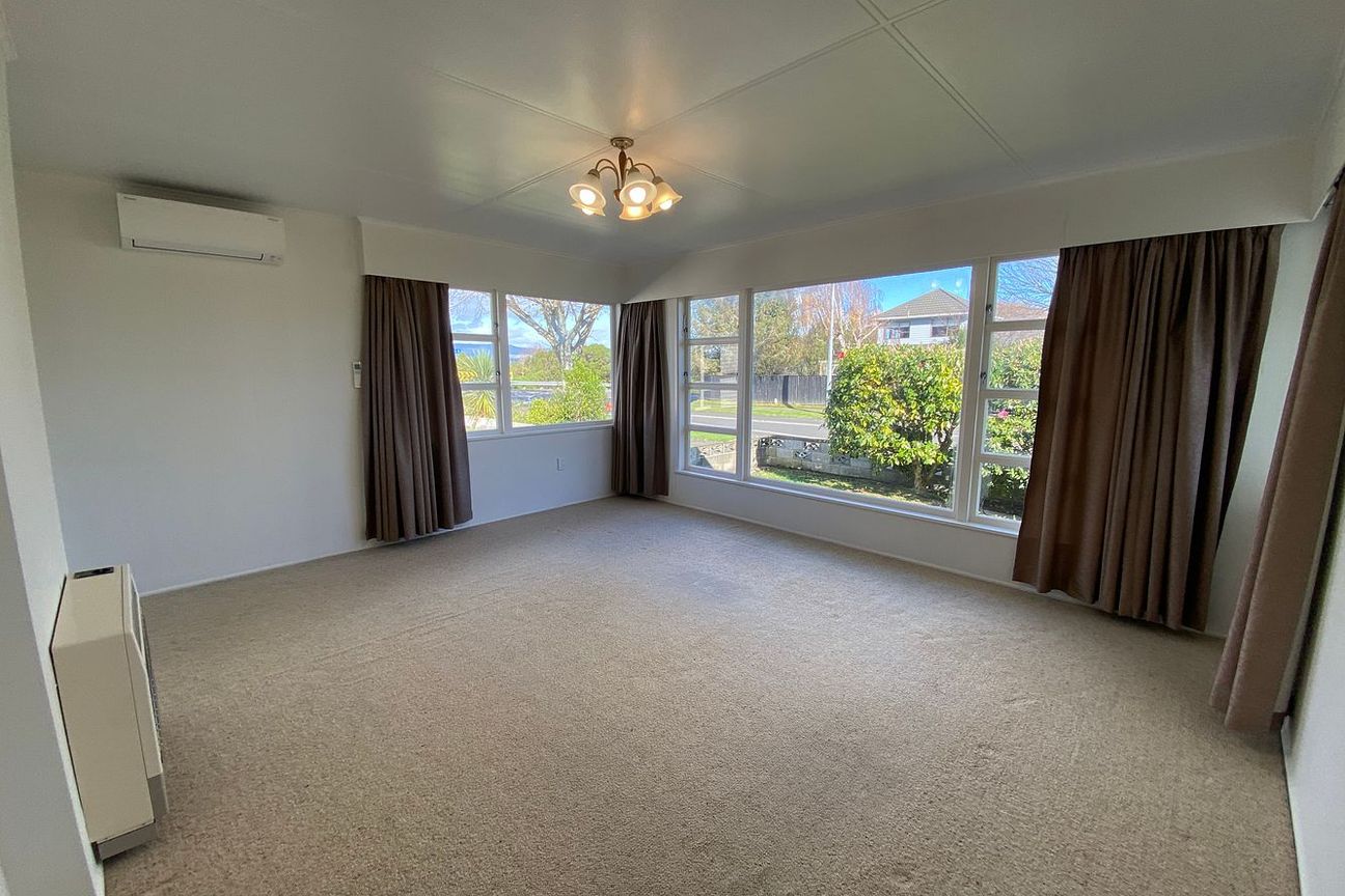 Sunny spacious home with great garaging! - Mehr