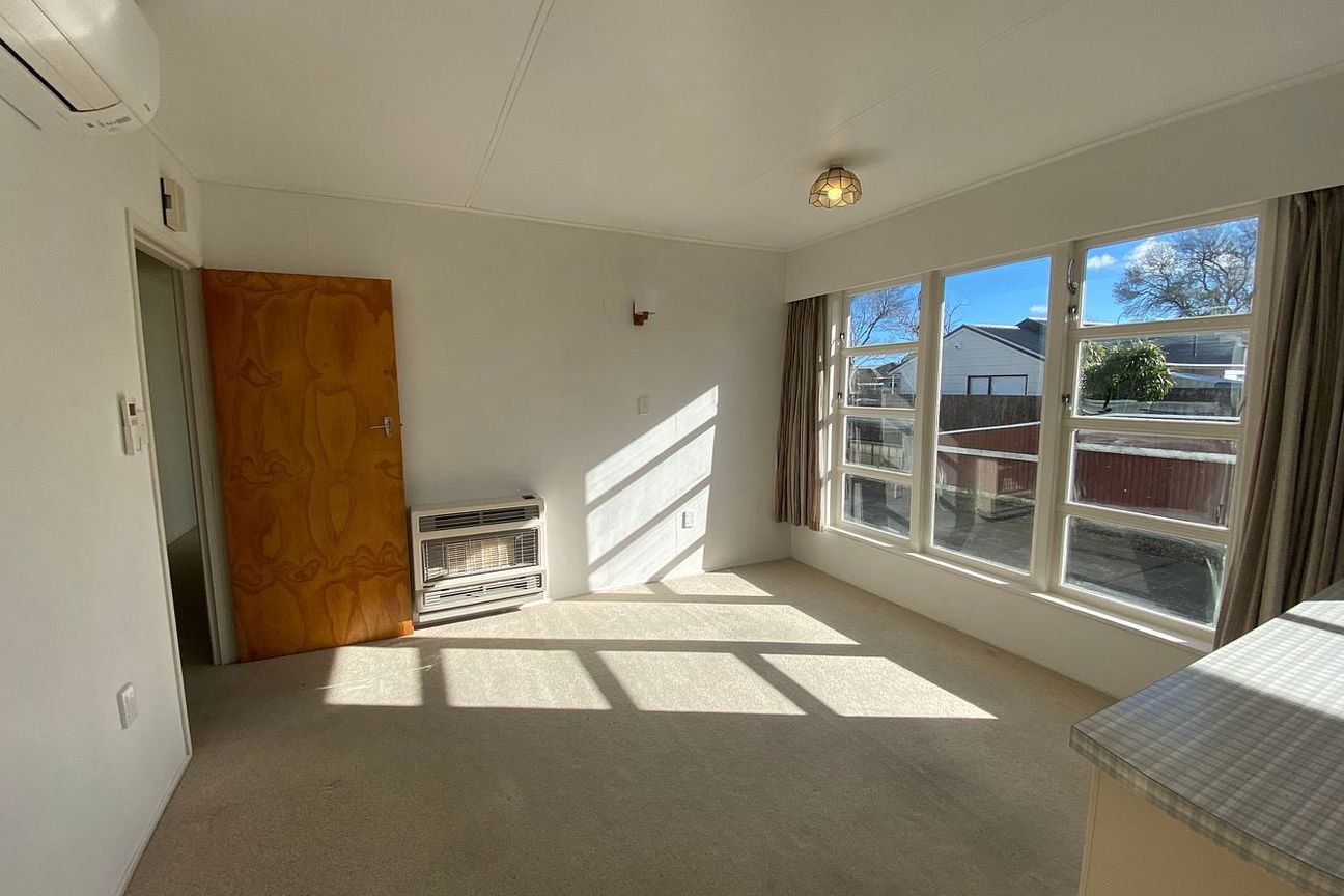 Sunny spacious home with great garaging! - Widok 6