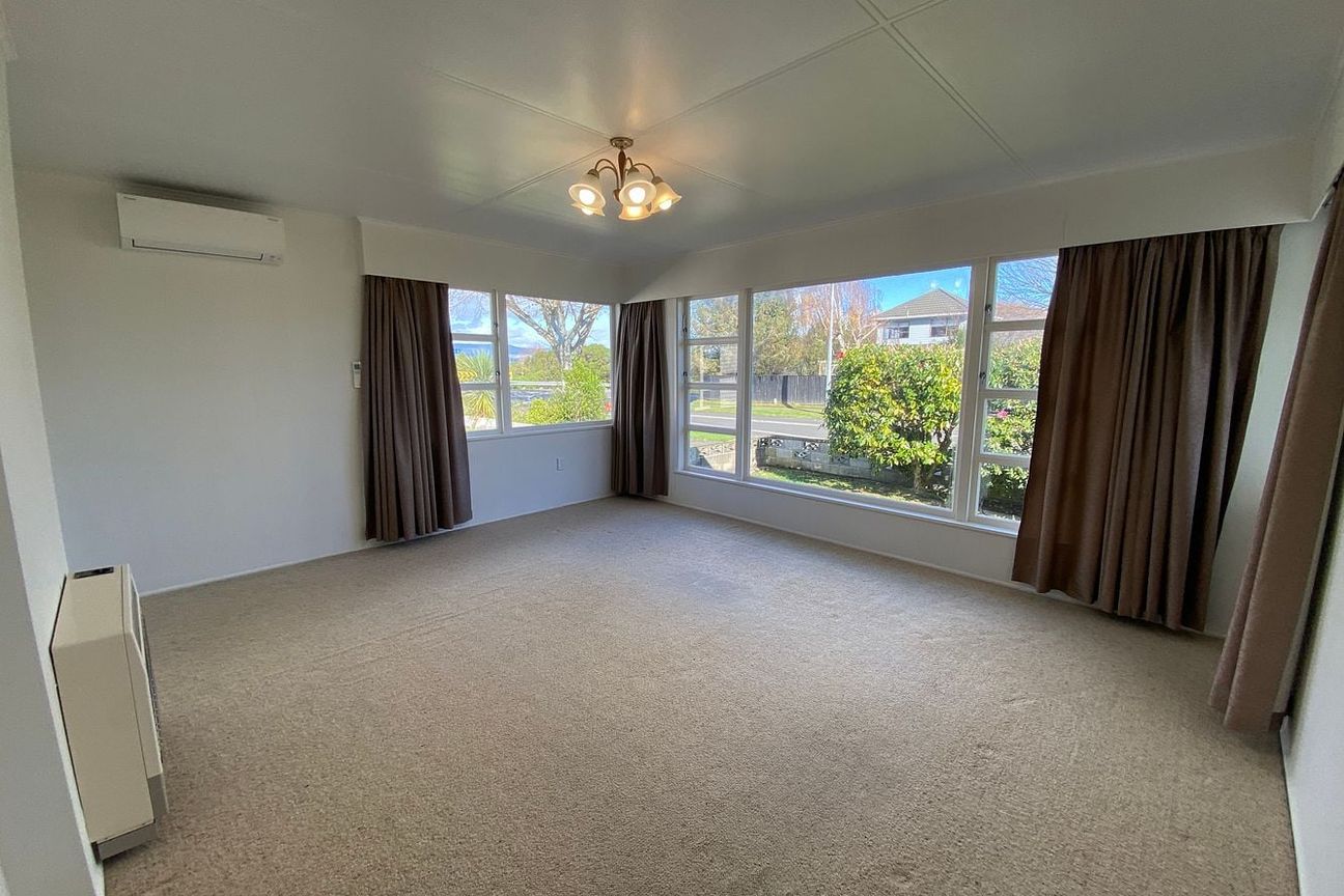 Sunny spacious home with great garaging! - Widok 3