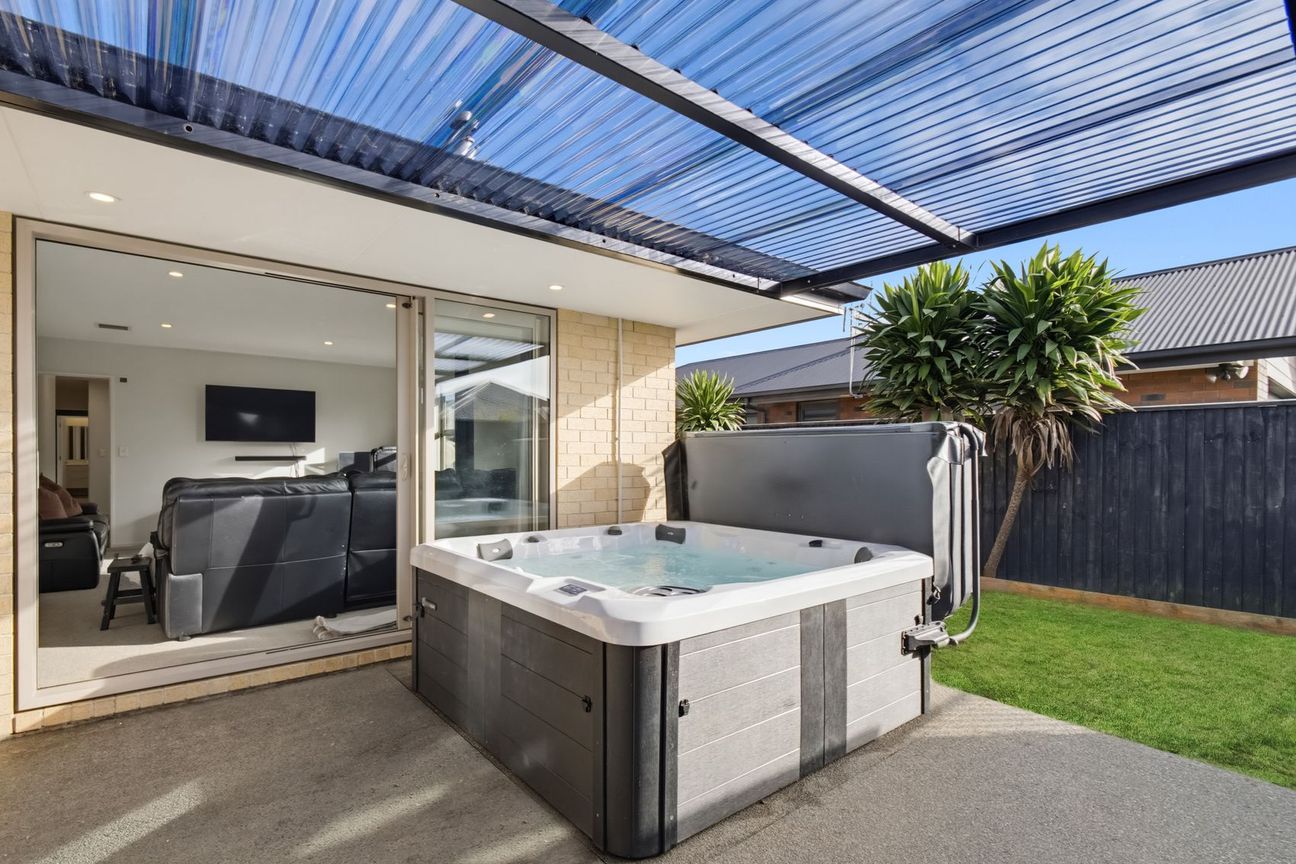 Triple Garage, Great Parking, Easy Living – pohled 2