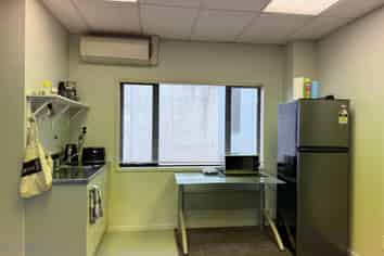 67M² FIRST-FLOOR OFFICE IN ROSEDALE
