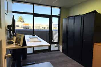 67M² FIRST-FLOOR OFFICE IN ROSEDALE
