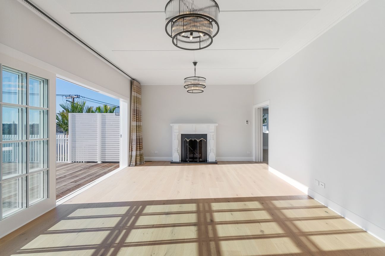 Renovated Norther Slopes Character Home with Pool - Ansicht 5