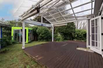 36 Renown Road, RAUMATI SOUTH
