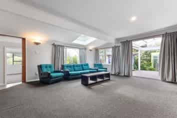 36 Renown Road, RAUMATI SOUTH