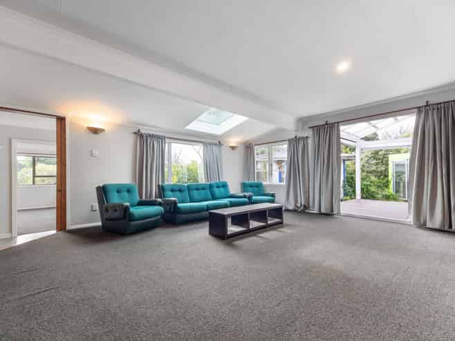 36 Renown Road, RAUMATI SOUTH