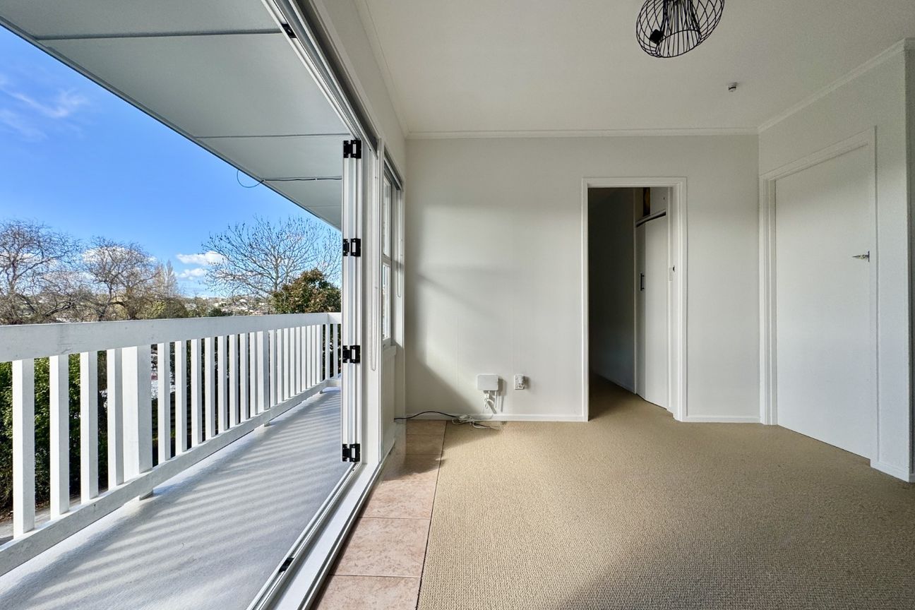 Elevated 2brm unit plus carport - Altro