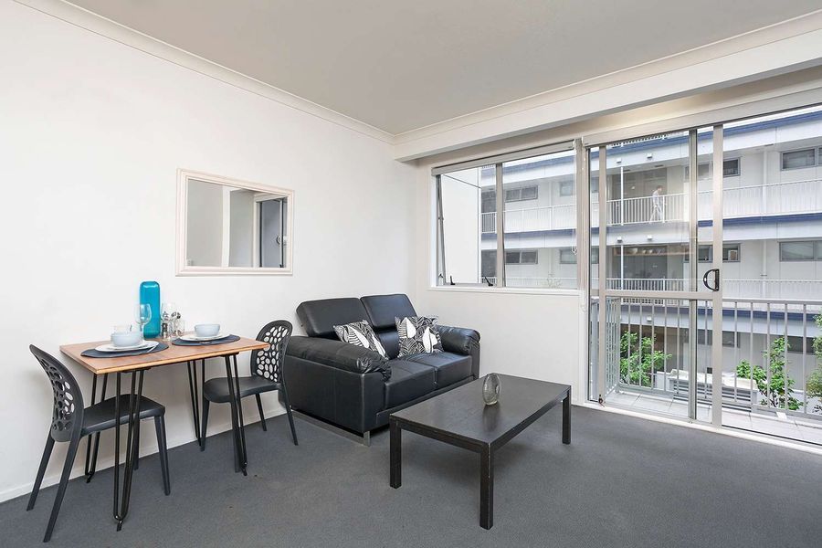 Modern 1 Bedroom Apartment in The Ascent - Widok 3