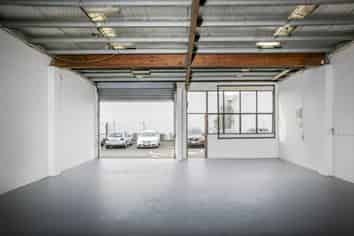 TIDY INDUSTRIAL WORKSHOP
