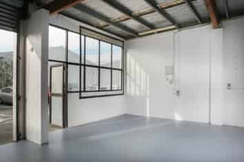 TIDY INDUSTRIAL WORKSHOP
