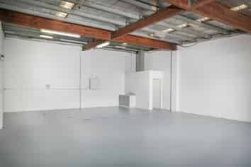 TIDY INDUSTRIAL WORKSHOP
