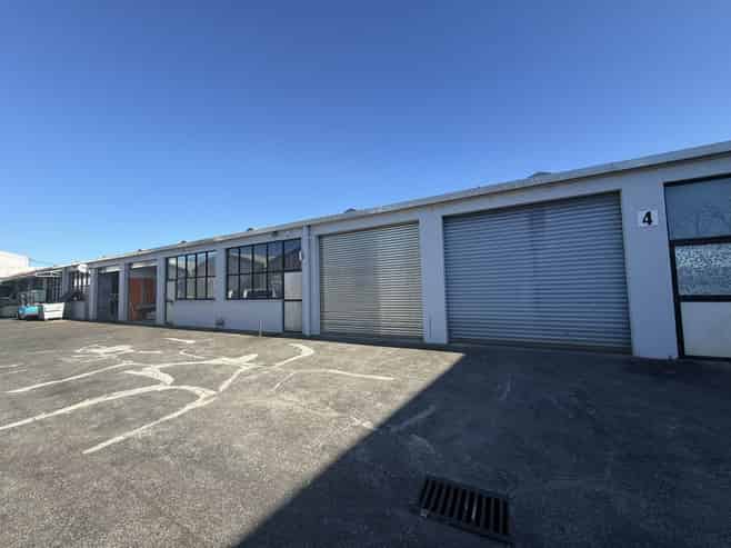 TIDY INDUSTRIAL WORKSHOP
