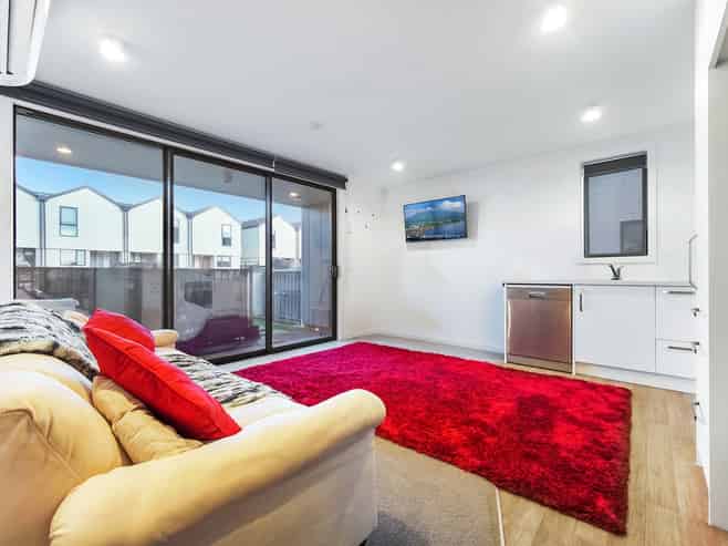 1/4 Ara Kataraina, Mangere