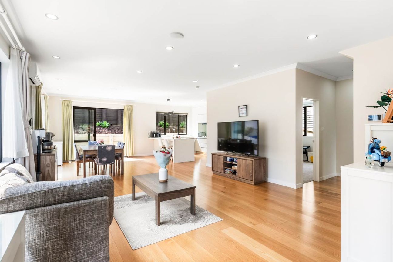 Brick & Weatherboard | 5 Bedrooms | 3 Ensuites - Vista 6