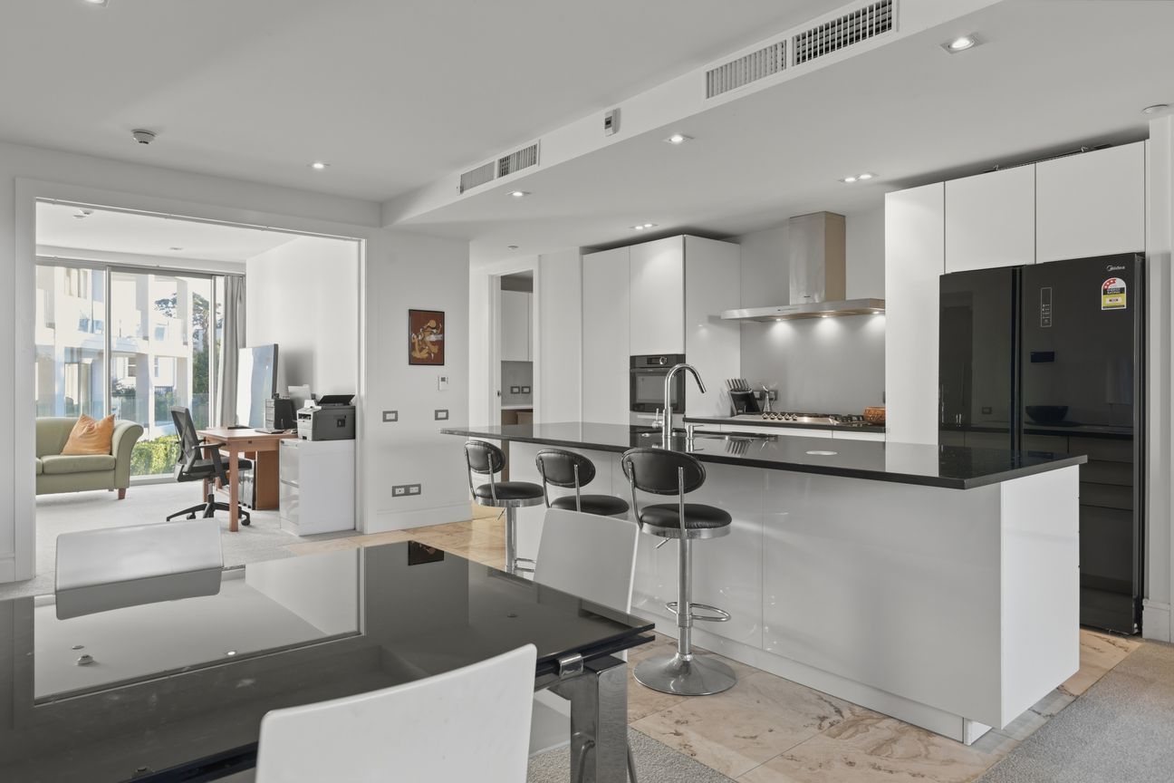 Fawltless Luxury, White Heron Presents - Aanzicht 2