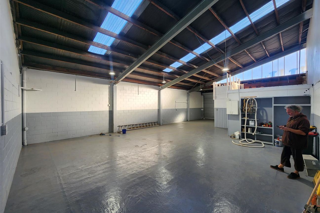 Bargain Industrial - Widok 3