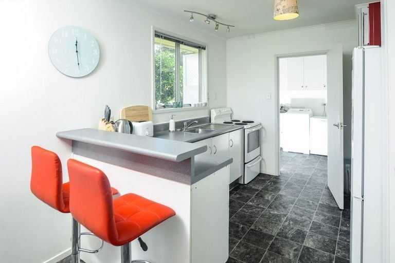 Spacious Family Home in Prime Massey Location - Vista 4