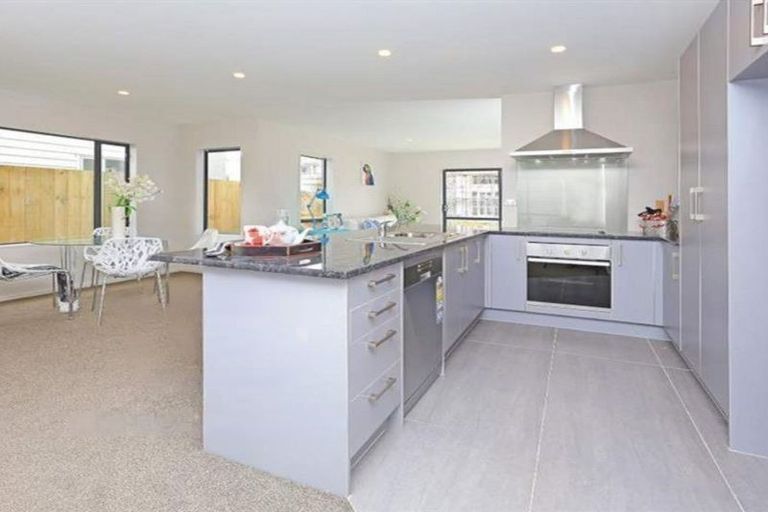 Spacious Family Home in Takanini - Widok 3