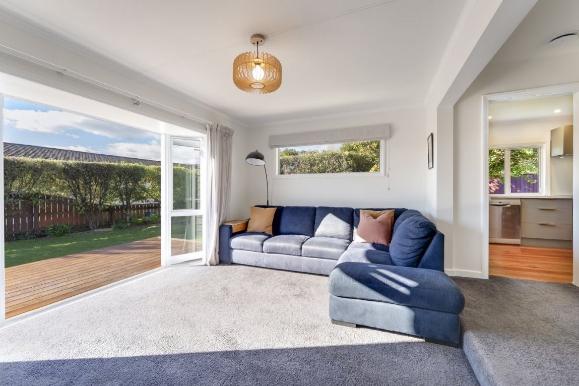 * UNDER OFFER * Renovated Bungalow Ready to Go! - Więcej
