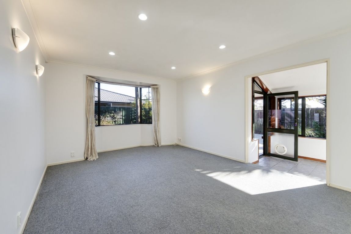 * UNDER OFFER * Two Bedroom, Stand Alone,  Freehold! - Mehr