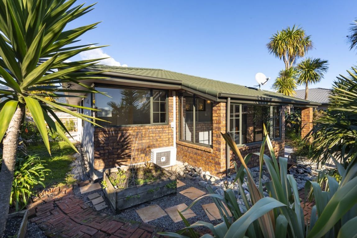 * UNDER OFFER * Two Bedroom, Stand Alone,  Freehold! - Ansicht 2