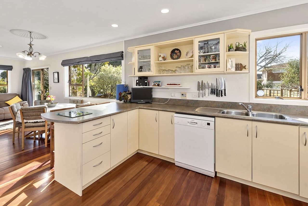 Family Home in Prestigious Queenwood Location - Ansicht 5