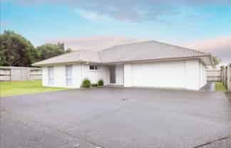 292 Lakes Boulevard, Pyes Pa