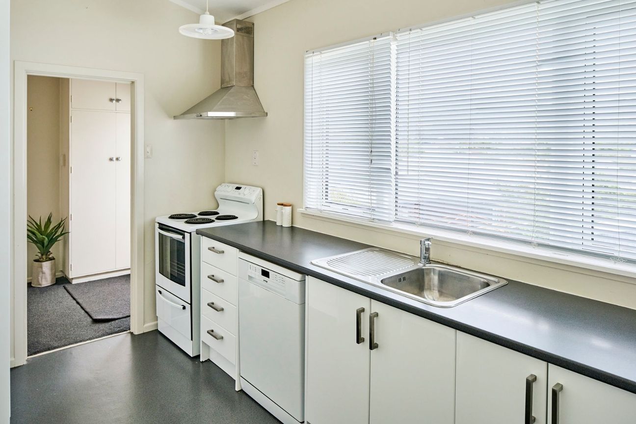 SPACIOUS FOUR BEDROOM STAND ALONE HOME: - Vista 3