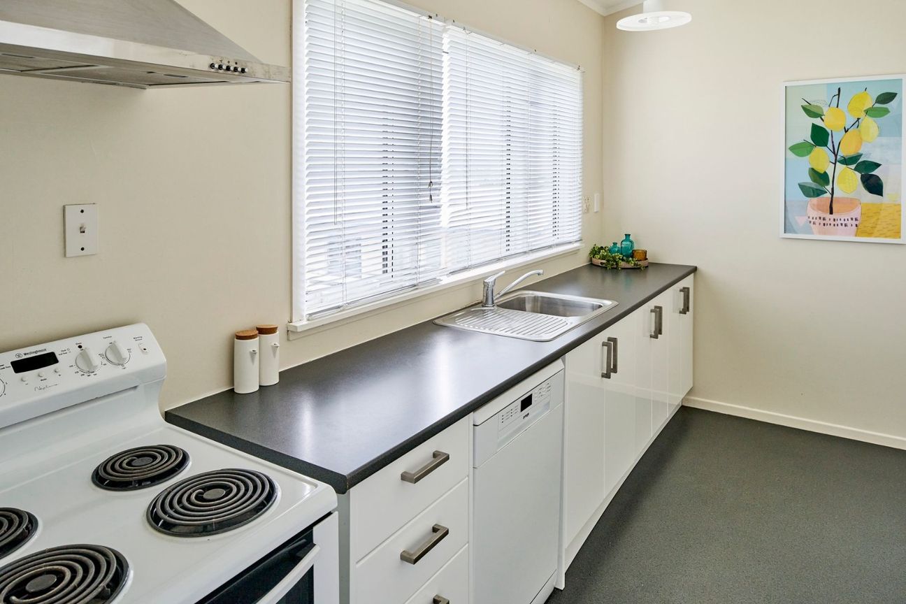 SPACIOUS FOUR BEDROOM STAND ALONE HOME: - Vista 4