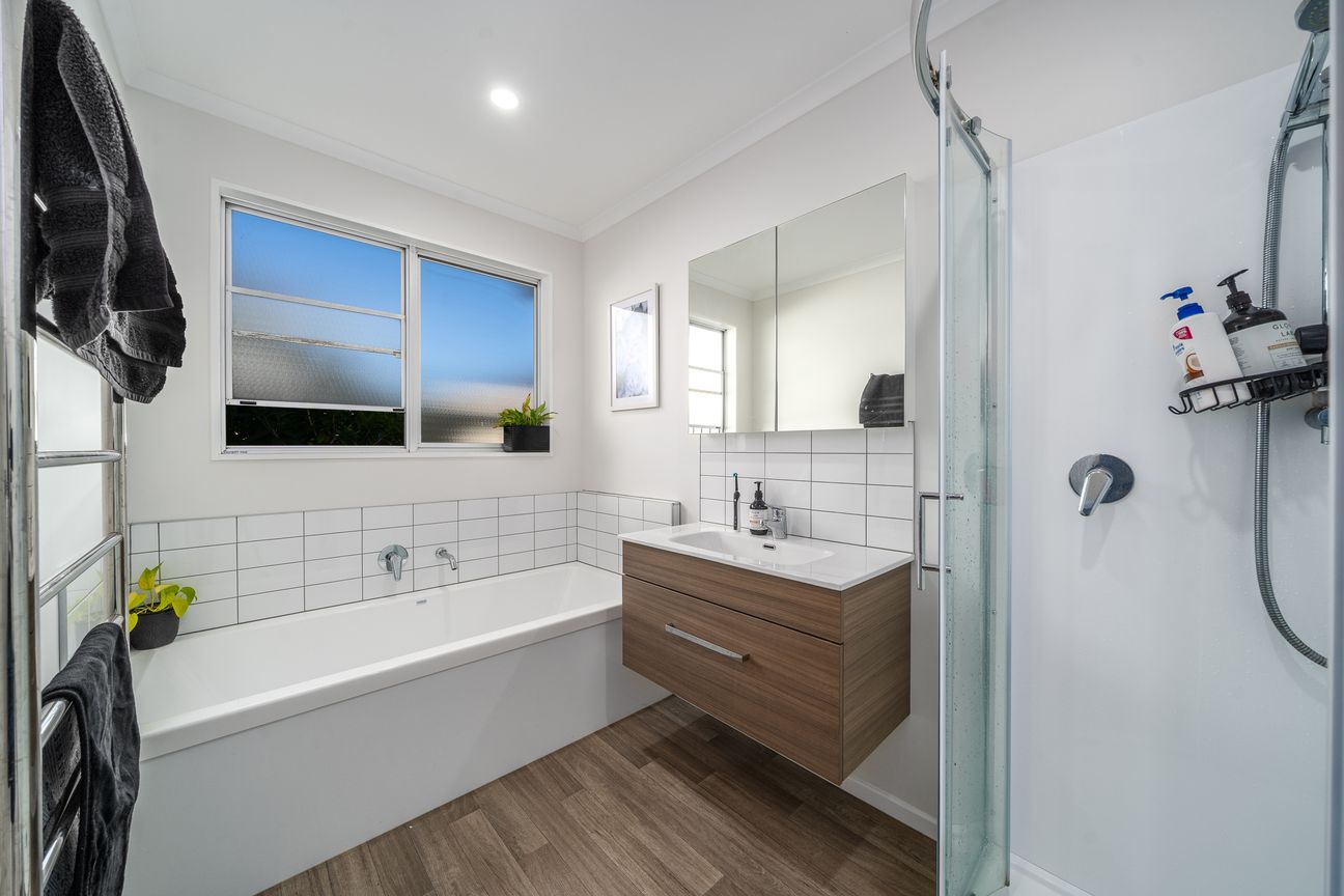 Modern 4 Bedroom Home in Newlands – další