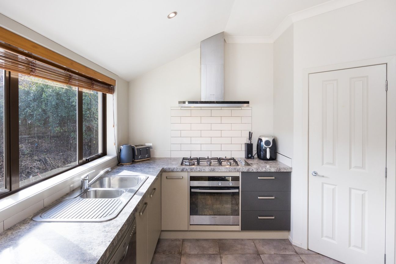 Private, spacious living - Vedere 4