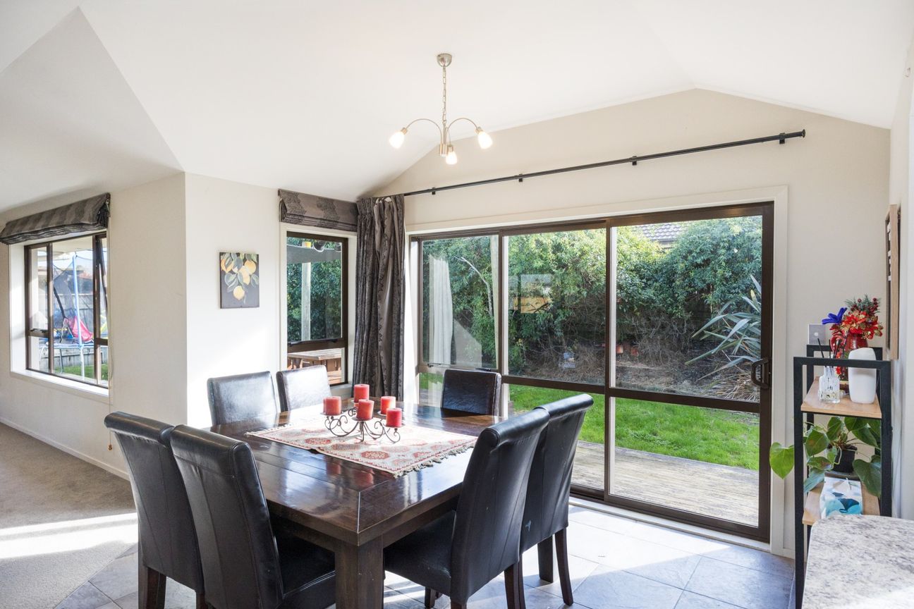 Private, spacious living - Mai multe