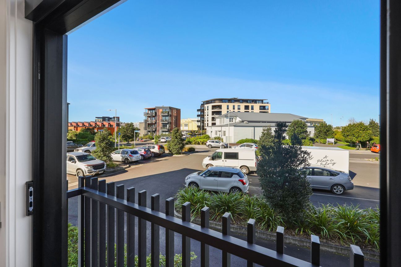 Where Modern Living Meets Waterfront Lifestyle - Meer