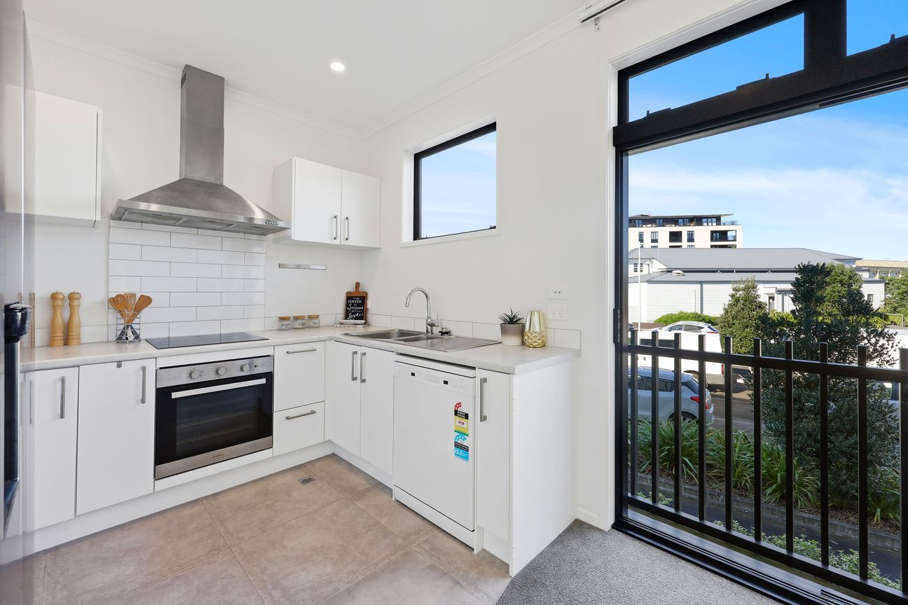 Where Modern Living Meets Waterfront Lifestyle - Aanzicht 5