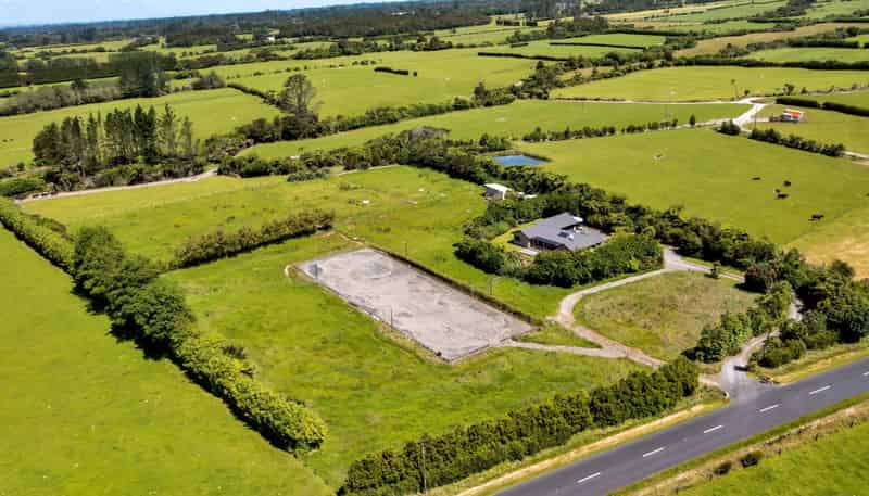 1955 Egmont Road, Kaimiro