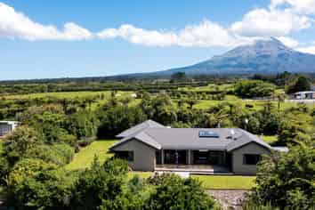 1955 Egmont Road, Kaimiro