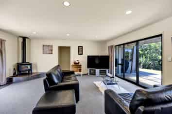1955 Egmont Road, Kaimiro