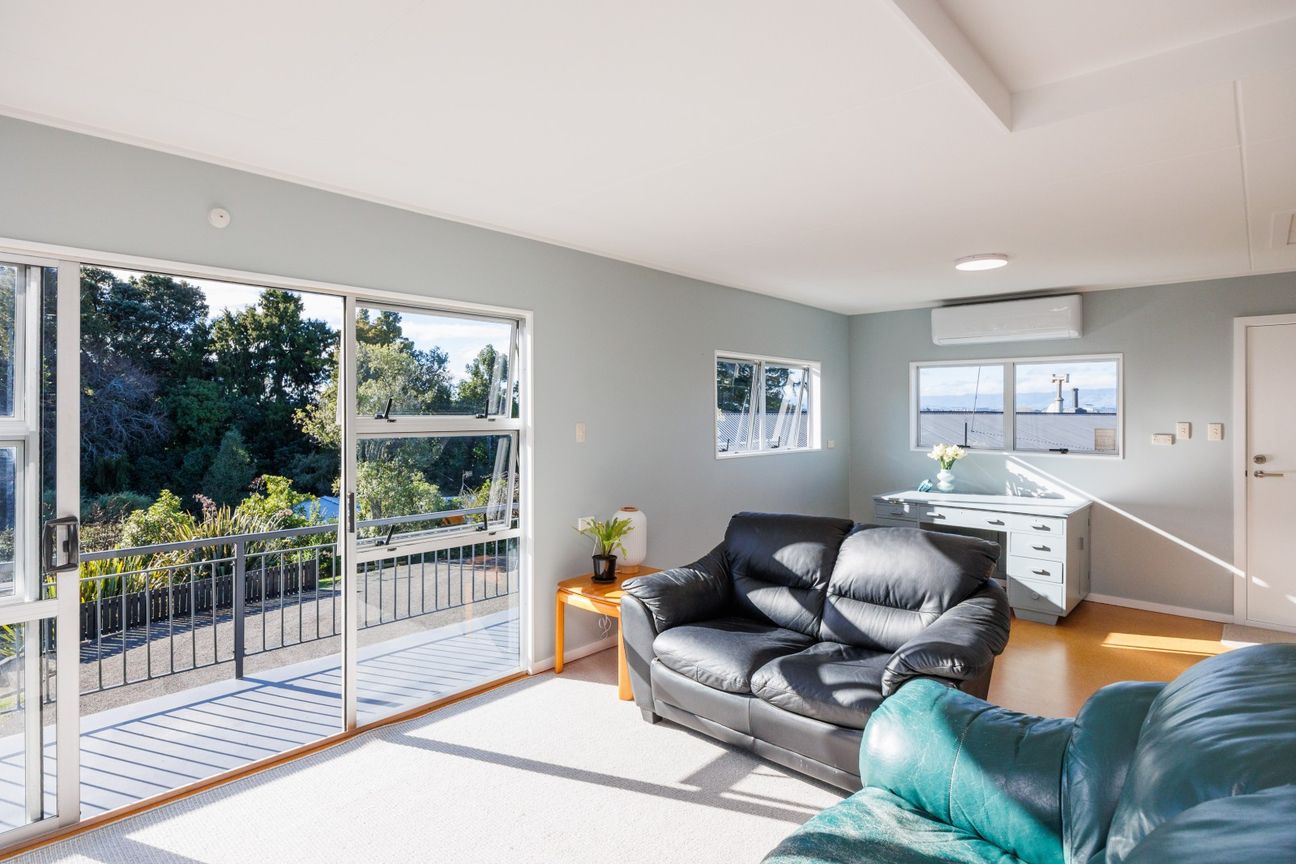 Sunshine, space and sweeping views – pohled 6