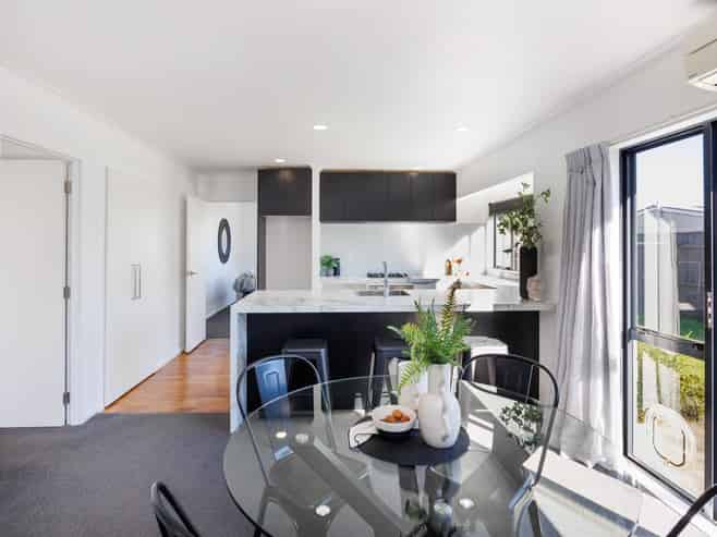 2 Pinedale Parade, Milson