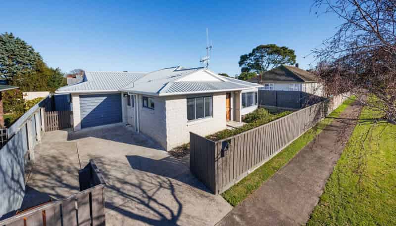 2 Pinedale Parade, Milson