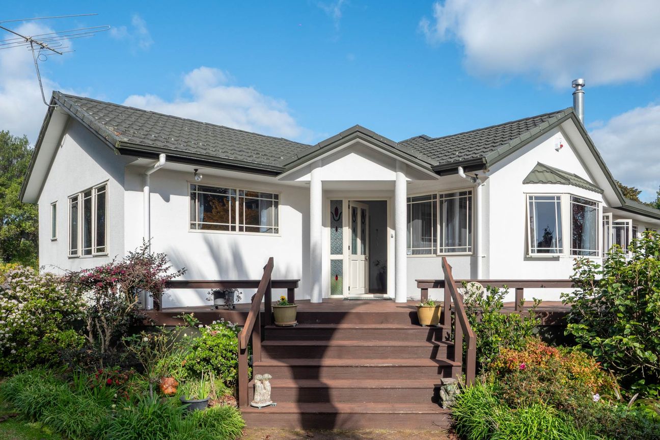 Central, Sunny & Secluded with Park-like Appeal - Widok 2