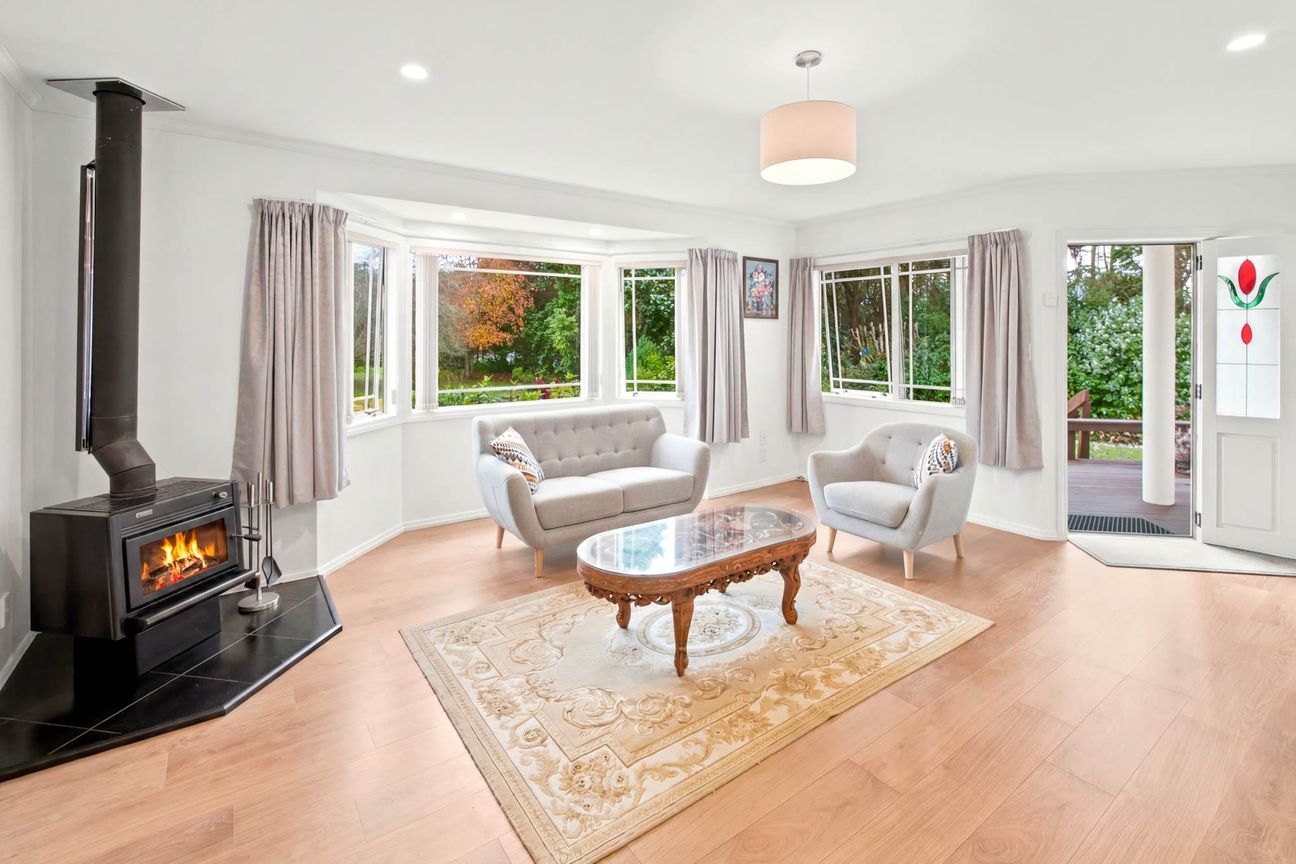 Central, Sunny & Secluded with Park-like Appeal - Widok 6