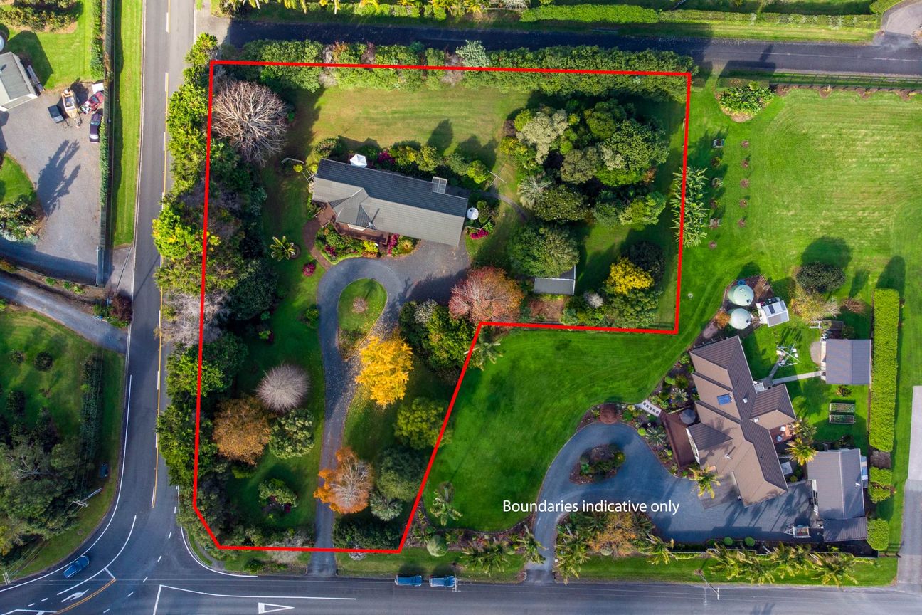 Central, Sunny & Secluded with Park-like Appeal - Widok 3