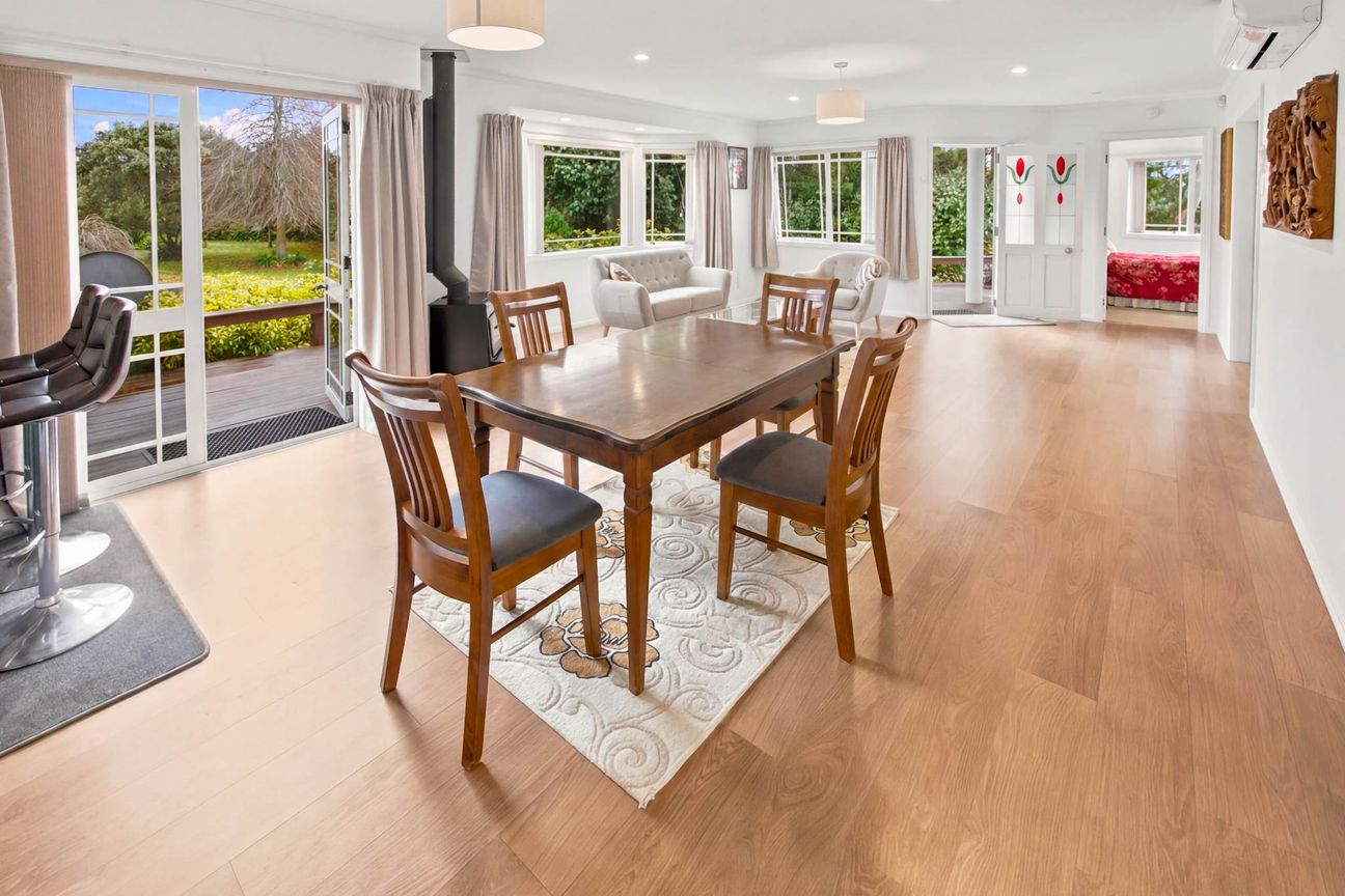 Central, Sunny & Secluded with Park-like Appeal - Widok 5