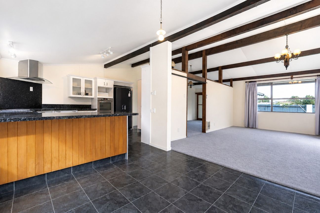 Spacious Family Living in Sought-After Whataupoko - Widok 2