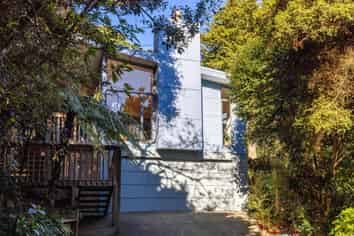 33 Crescent Road East, Ostend
