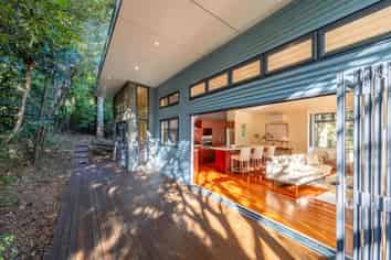 33 Crescent Road East, Ostend