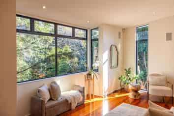 33 Crescent Road East, Ostend