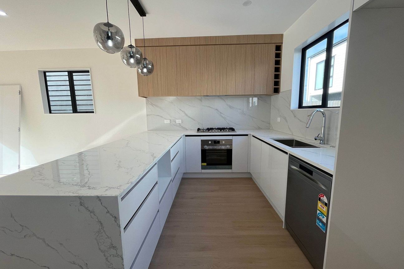 Brand new 4 Bedroom 3 Bathroom townhouse in Mo... - Widok 3